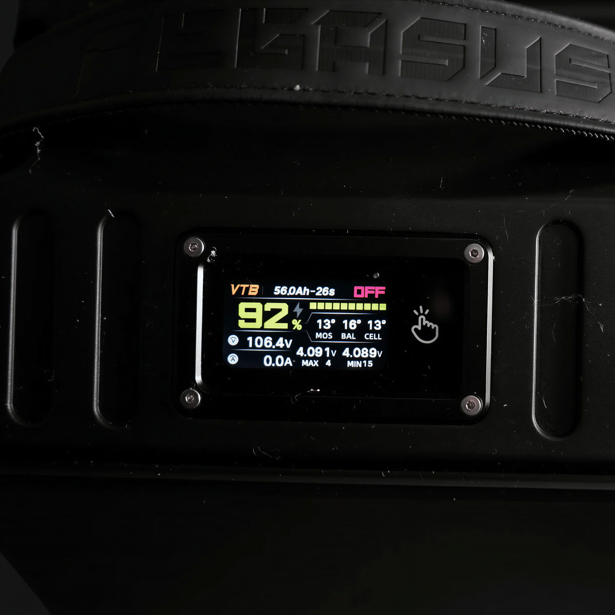 VTB Pegasus BMS colour display showing 92% charge, 106.4V pack voltage and cell temperatures